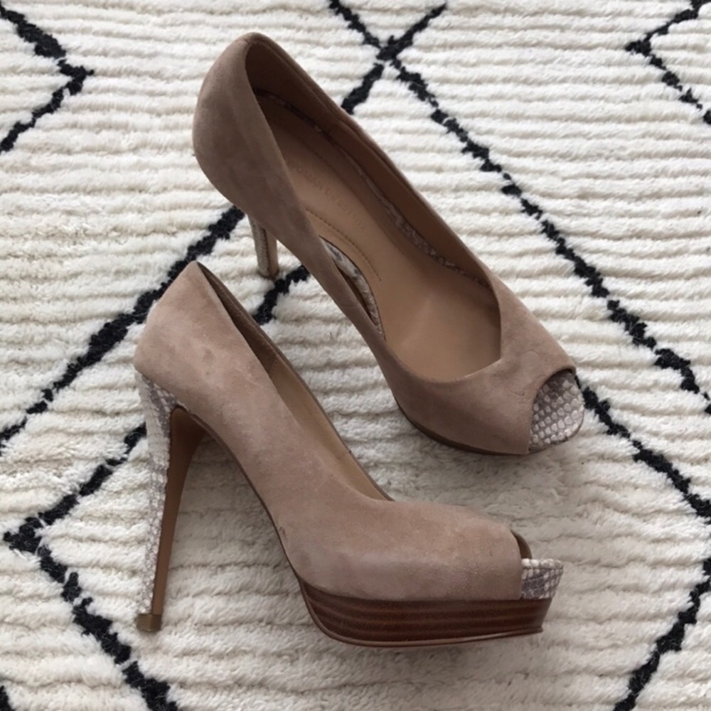 EUC worn once today May 12 Zara size 8 tan